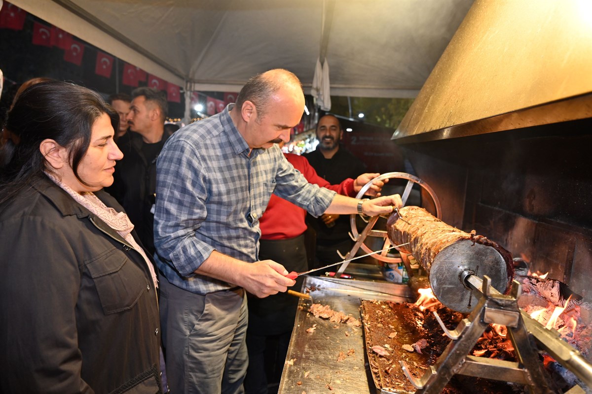 Çağ kebabının başına geçti!